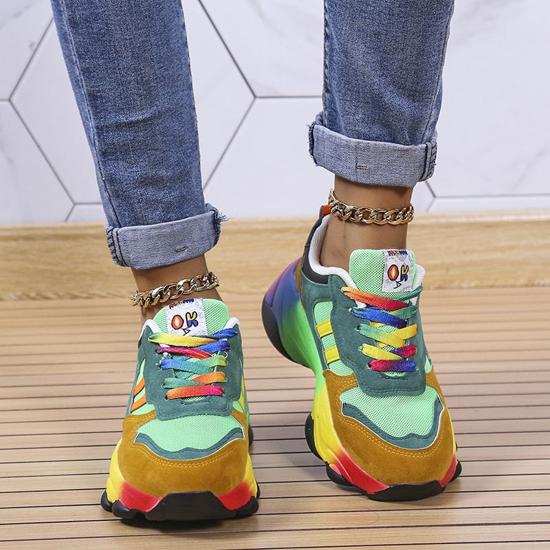 Damen-Chunky-Sneaker mit mehrfarbigem Regenbogen-Design und Schnürsenkeln | Auffällige farbenfrohe lässige Streetwear-Turnschuhe | Lässige Alltagsschuhe zum Ausgehen
