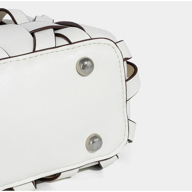 Damen-Handtasche aus handgewebtem Leder | Lässige Alltagsschultertasche aus cremefarbenen ineinander verflochtenen Streifen | Smart-Casual-Tasche für Alltag und Ausgehen