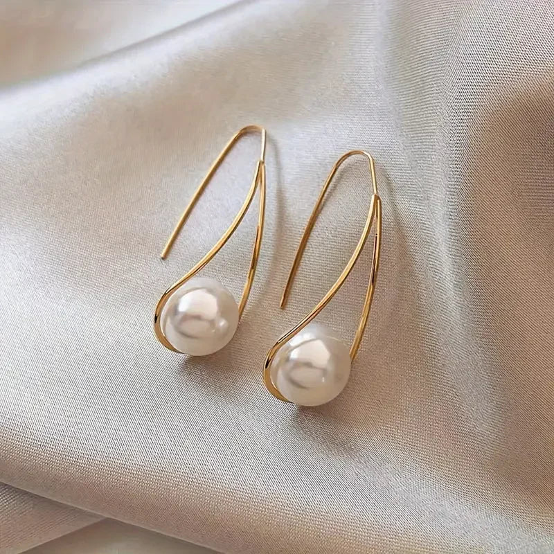 Damenohrringe mit Perlenanhängern und Drahtdesign | Elegante klassische Perlenohrringe mit goldenen Haken für Alltag und Freizeit | Eleganter Smart-Casual-Schmuck für den Alltag