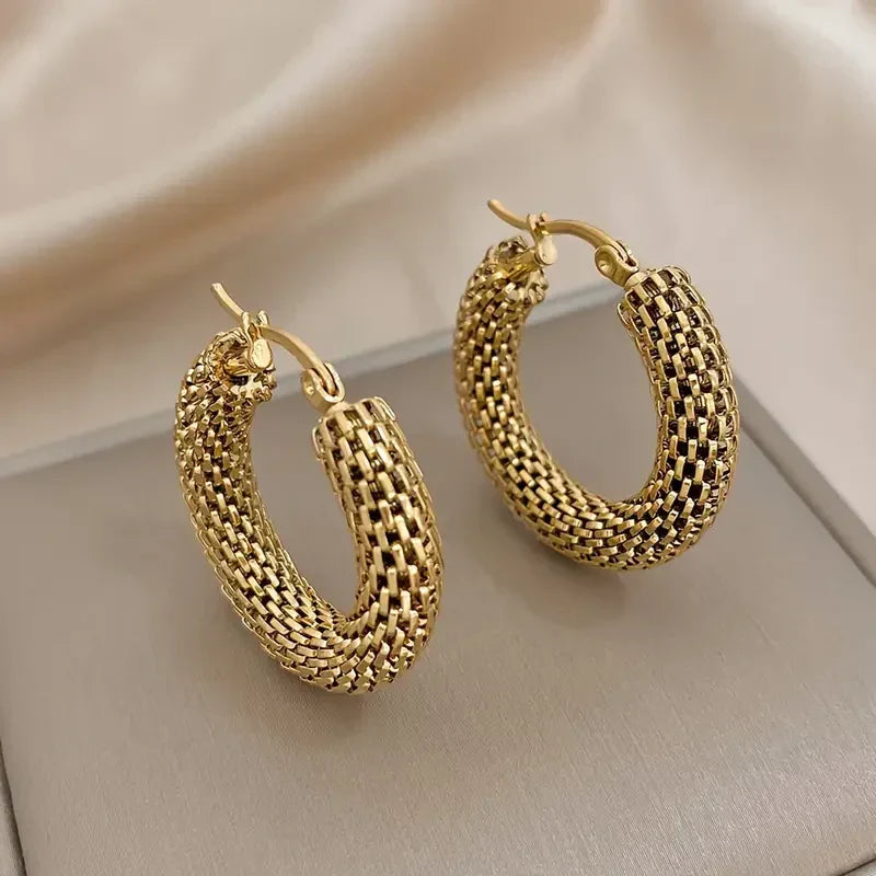 Damen-Creolen aus markantem goldfarbenem Mesh | Gewebte Struktur, lässige Statement-Creolen für den Alltag | Lässiges Schmuckaccessoire zum Ausgehen