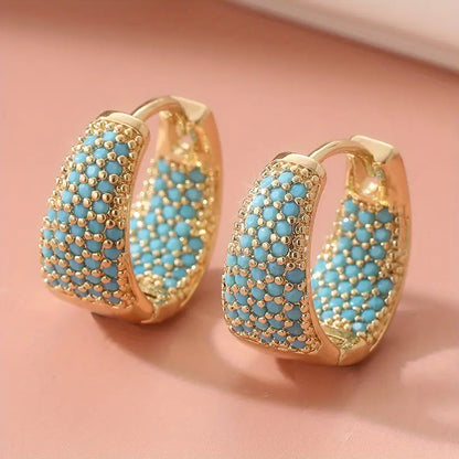 Damen-Creolen mit goldfarbenem Türkis-Pavé | Markante, perlenbesetzte goldfarbene Statement-Creolen für den Alltag | Schmuckaccessoire zum Ausgehen