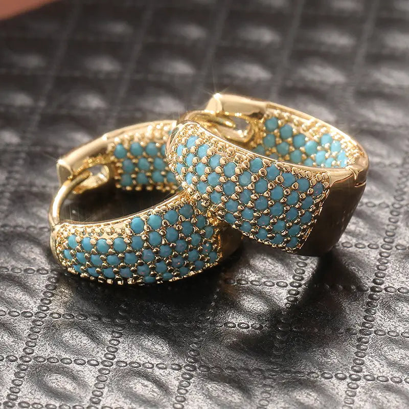 Damen-Creolen mit goldfarbenem Türkis-Pavé | Markante, perlenbesetzte goldfarbene Statement-Creolen für den Alltag | Schmuckaccessoire zum Ausgehen