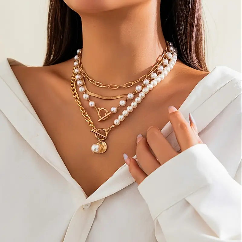 Damen-Set aus Perlen- und goldfarbenen Halsketten | 4-teiliges Set mit Schlangenkette, Perle und Knebelverschluss-Anhänger | Lässiger Alltagsschmuck zum Ausgehen