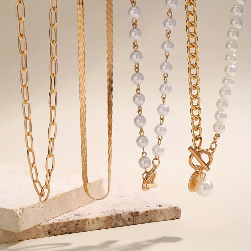 Damen-Set aus Perlen- und goldfarbenen Halsketten | 4-teiliges Set mit Schlangenkette, Perle und Knebelverschluss-Anhänger | Lässiger Alltagsschmuck zum Ausgehen