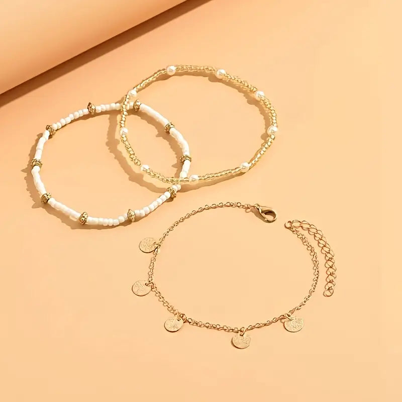 Damen-Set aus 3-lagigem Perlenarmband für den Knöchel in Gold | Lässige sommerliche Fußkette mit Saatperlen, Münzanhänger und Perlen | Lässiger Schmuck für Urlaub und Alltag