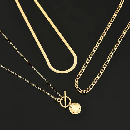 Damen-Set aus mehreren goldfarbenen Halsketten | 3-teiliges Set mit Fischgrätkette, Perlen- und Münzanhänger | Lässiger Alltagsschmuck zum Ausgehen