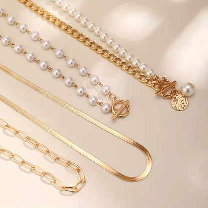 Damen-Set aus Perlen- und goldfarbenen Halsketten | 4-teiliges Set mit Schlangenkette, Perle und Knebelverschluss-Anhänger | Lässiger Alltagsschmuck zum Ausgehen