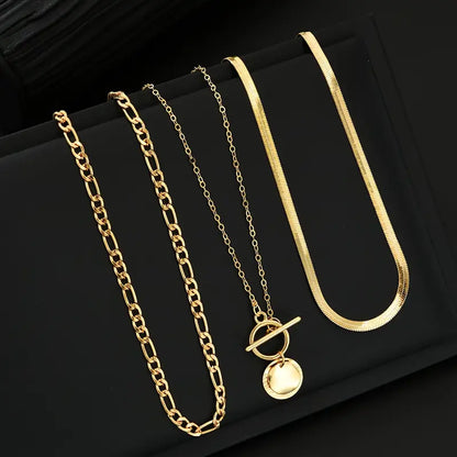 Damen-Set aus mehreren goldfarbenen Halsketten | 3-teiliges Set mit Fischgrätkette, Perlen- und Münzanhänger | Lässiger Alltagsschmuck zum Ausgehen