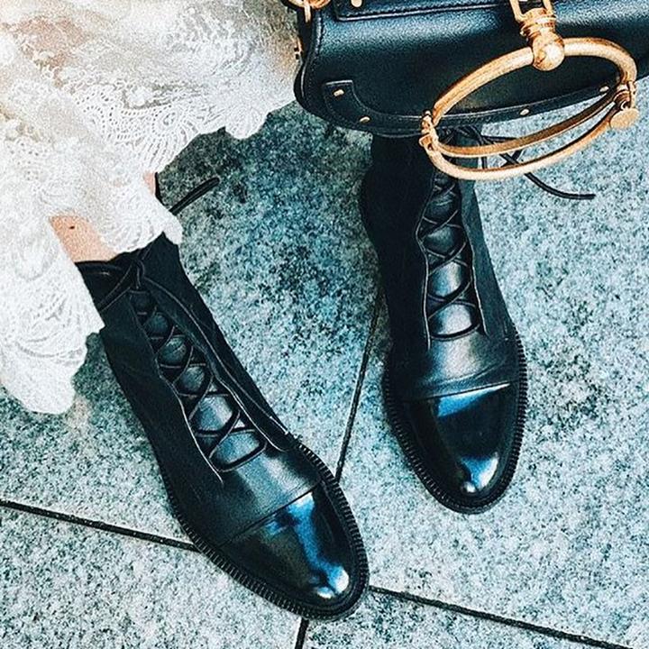 Damen-Stiefel aus Leder mit Schnürung und mittlerer Schafthöhe | Klassische schwarze, lässige, elegante Stiefel für jeden Tag | Smart-Casual-Stiefel für Herbst und Winter
