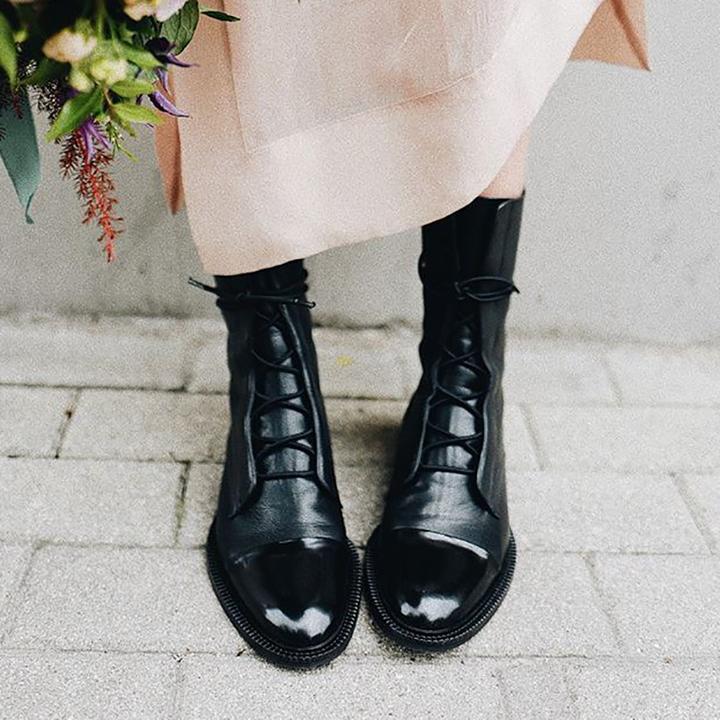 Damen-Stiefel aus Leder mit Schnürung und mittlerer Schafthöhe | Klassische schwarze, lässige, elegante Stiefel für jeden Tag | Smart-Casual-Stiefel für Herbst und Winter