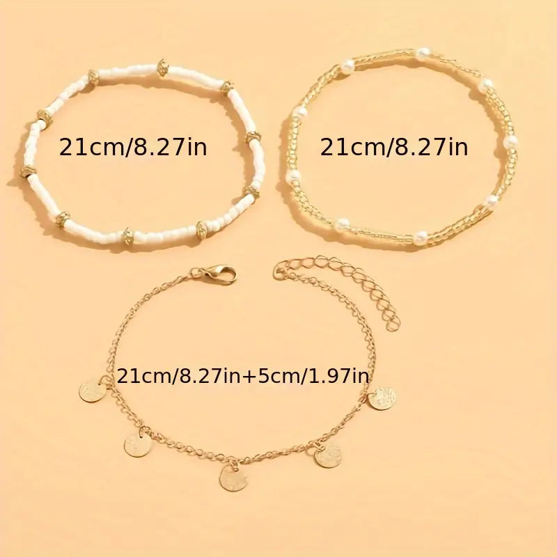 Damen-Set aus 3-lagigem Perlenarmband für den Knöchel in Gold | Lässige sommerliche Fußkette mit Saatperlen, Münzanhänger und Perlen | Lässiger Schmuck für Urlaub und Alltag