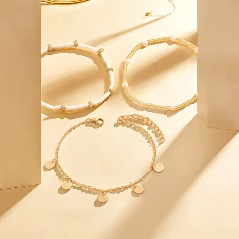 Damen-Set aus 3-lagigem Perlenarmband für den Knöchel in Gold | Lässige sommerliche Fußkette mit Saatperlen, Münzanhänger und Perlen | Lässiger Schmuck für Urlaub und Alltag