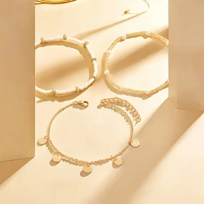 Damen-Set aus 3-lagigem Perlenarmband für den Knöchel in Gold | Lässige sommerliche Fußkette mit Saatperlen, Münzanhänger und Perlen | Lässiger Schmuck für Urlaub und Alltag