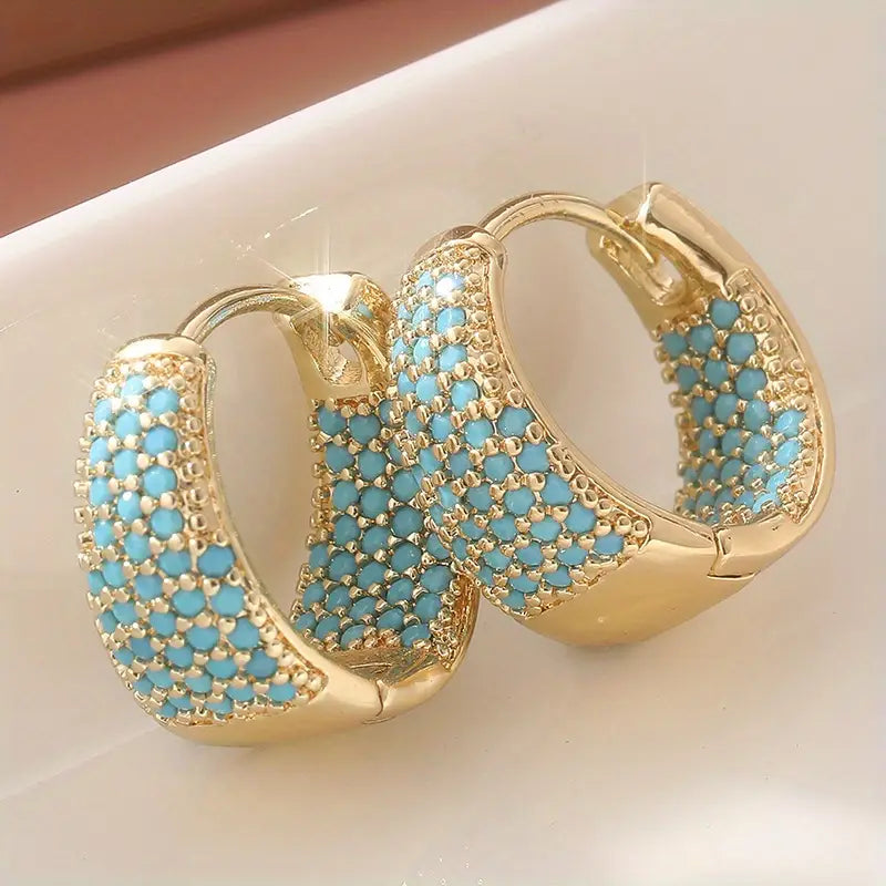 Damen-Creolen mit goldfarbenem Türkis-Pavé | Markante, perlenbesetzte goldfarbene Statement-Creolen für den Alltag | Schmuckaccessoire zum Ausgehen