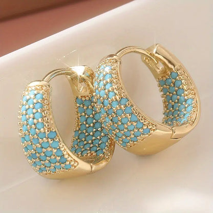 Damen-Creolen mit goldfarbenem Türkis-Pavé | Markante, perlenbesetzte goldfarbene Statement-Creolen für den Alltag | Schmuckaccessoire zum Ausgehen