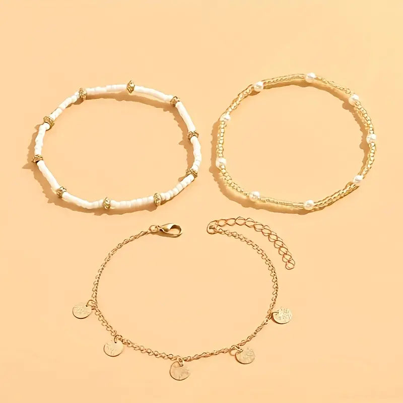 Damen-Set aus 3-lagigem Perlenarmband für den Knöchel in Gold | Lässige sommerliche Fußkette mit Saatperlen, Münzanhänger und Perlen | Lässiger Schmuck für Urlaub und Alltag