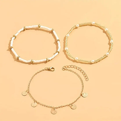 Damen-Set aus 3-lagigem Perlenarmband für den Knöchel in Gold | Lässige sommerliche Fußkette mit Saatperlen, Münzanhänger und Perlen | Lässiger Schmuck für Urlaub und Alltag