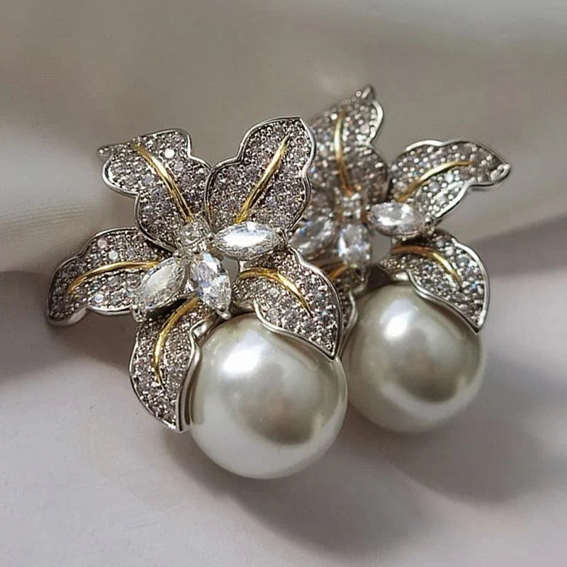 Ohrhänger für Damen mit Perlenblumen-Cluster | Elegante Ohrringe mit goldenen Zirkonia-Blütenblättern und Perlen | Elegant-lässiges Schmuckaccessoire zum Ausgehen