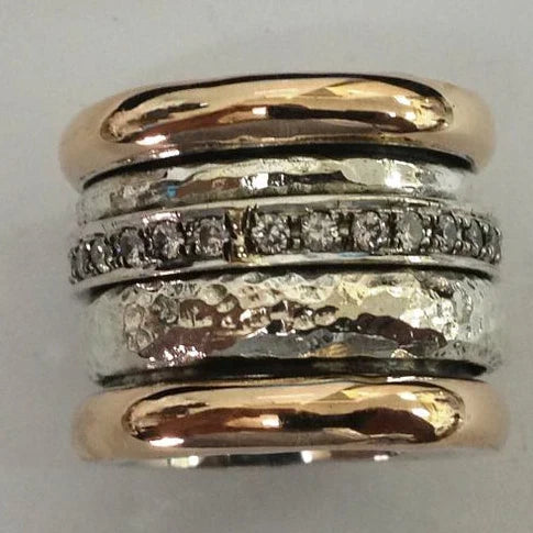 Damenring mit aufeinandergestapelten Bändern aus verschiedenen Metallen | Eleganter Statement-Ring mit roségoldener und silberner Reihe aus Diamanten | Schmuckaccessoire zum Ausgehen