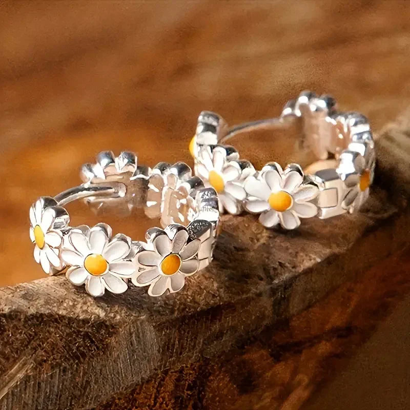 Damen-Silbercreolen mit Gänseblümchenblüten | Zarte Blumen, kleine Creolen für den Alltag | Alltagsschmuckaccessoire